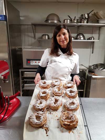 Nadine avec un plateau de gâteaux