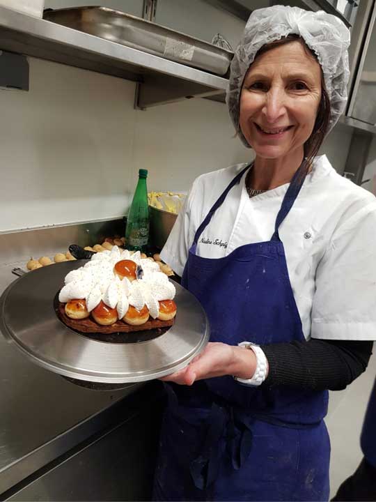 Nadine présentant une pâtisserie